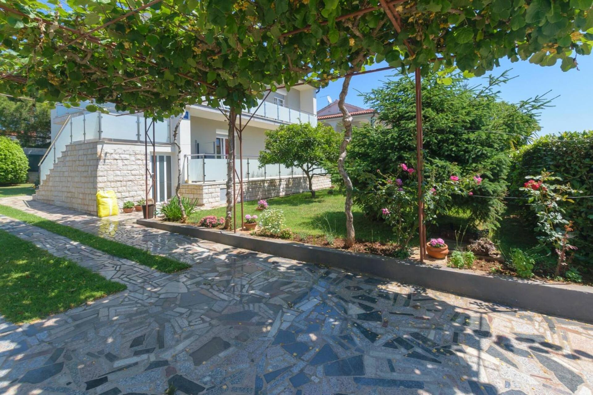 Family House With 2 Apartments - Irma ميدولين المظهر الخارجي الصورة