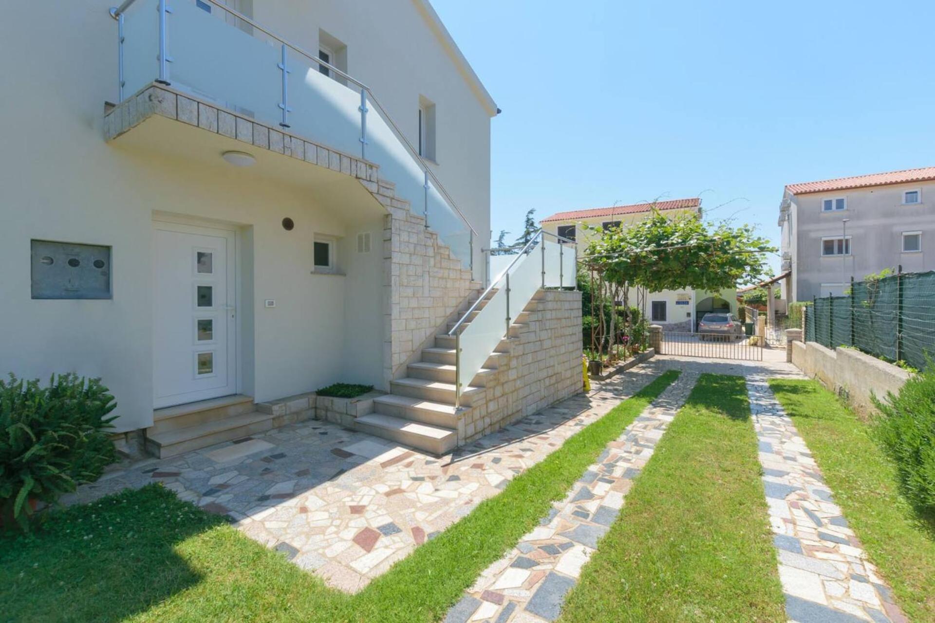 Family House With 2 Apartments - Irma ميدولين المظهر الخارجي الصورة