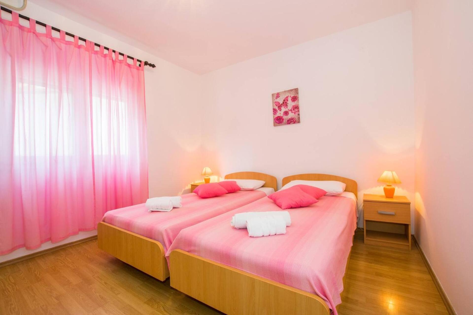 Family House With 2 Apartments - Irma ميدولين المظهر الخارجي الصورة