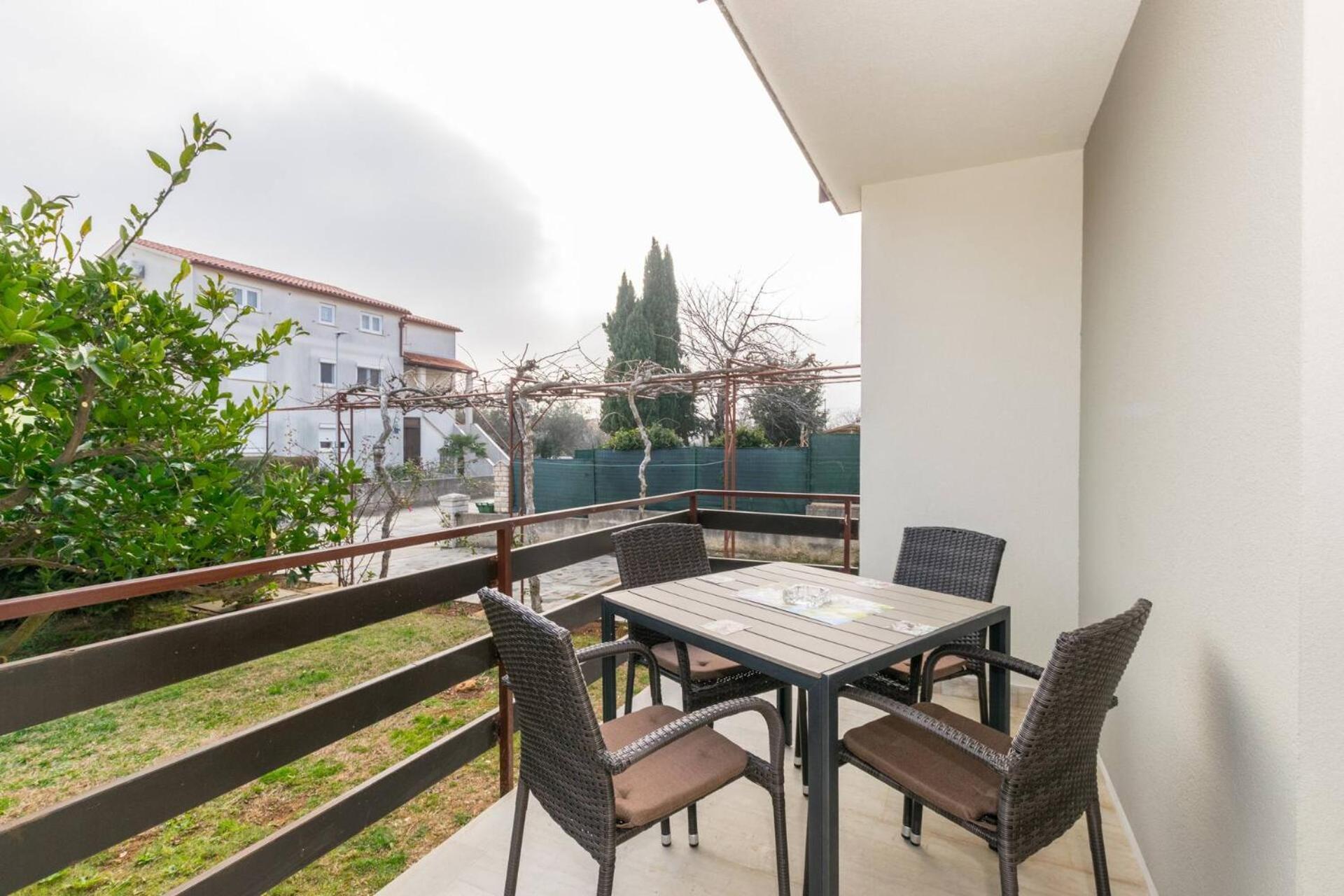 Family House With 2 Apartments - Irma ميدولين المظهر الخارجي الصورة